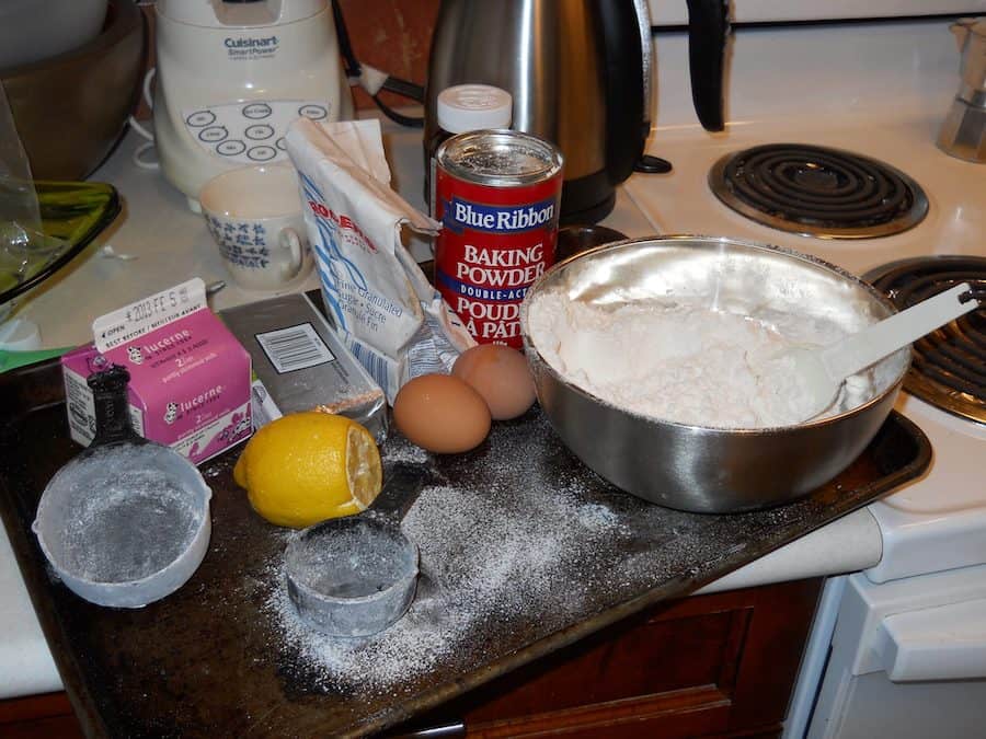 Bolo de Arroz recipe ingredients - lemon, milk, eggs, flour, baking powder, sugar, butter