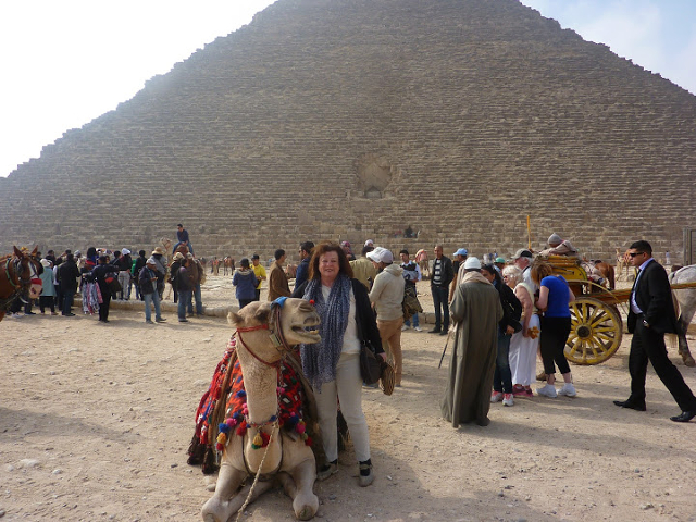 Jacqueline Swartz at the Giza pyramids.