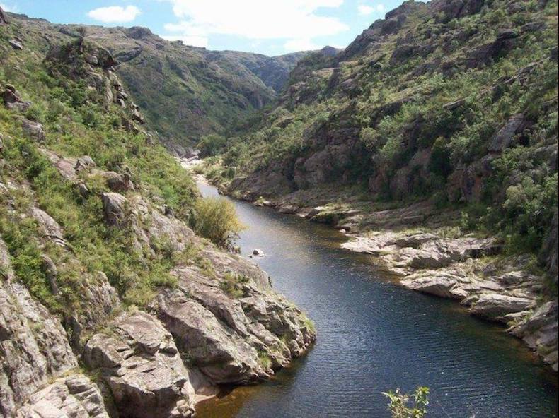 Rio Yupse winding through Cerro Blanco.