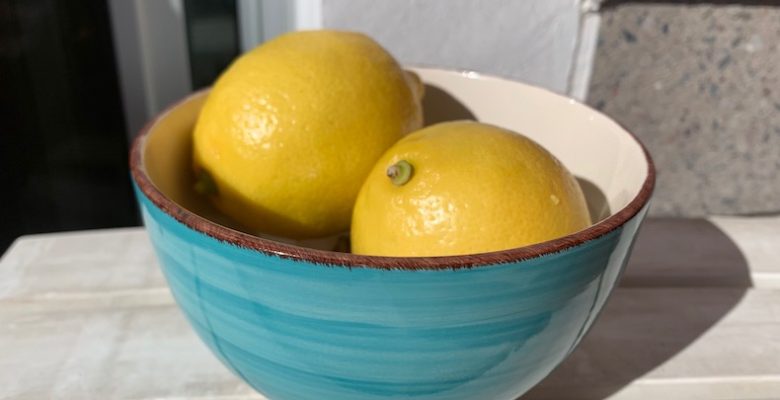 A bowl of lemons.