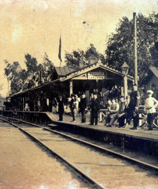 People waiting for a train at the Lanskaya Railway Station in the 1900s.