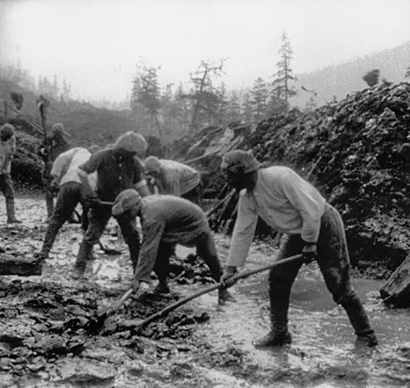 Forced labourers digging a roadway in Siberia.