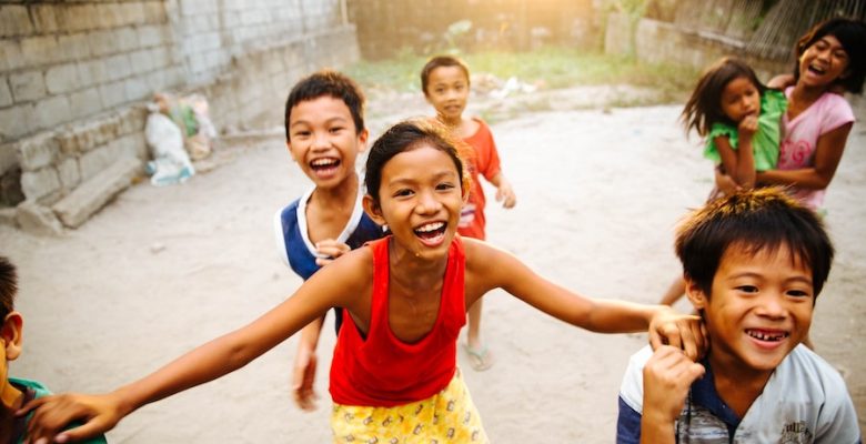 Smiling children in the Philippines photographed by Avel Chuklanov.