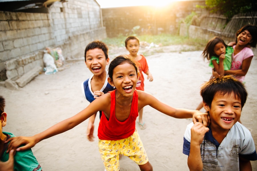 Smiling children in the Philippines photographed by Avel Chuklanov.