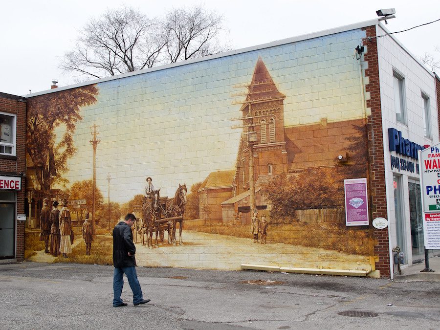 Mural of walkers and a horse drawn carriage on Dundas Street in 1900.