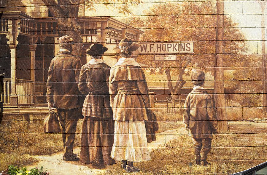 Walkers on Dundas Street in 1900.