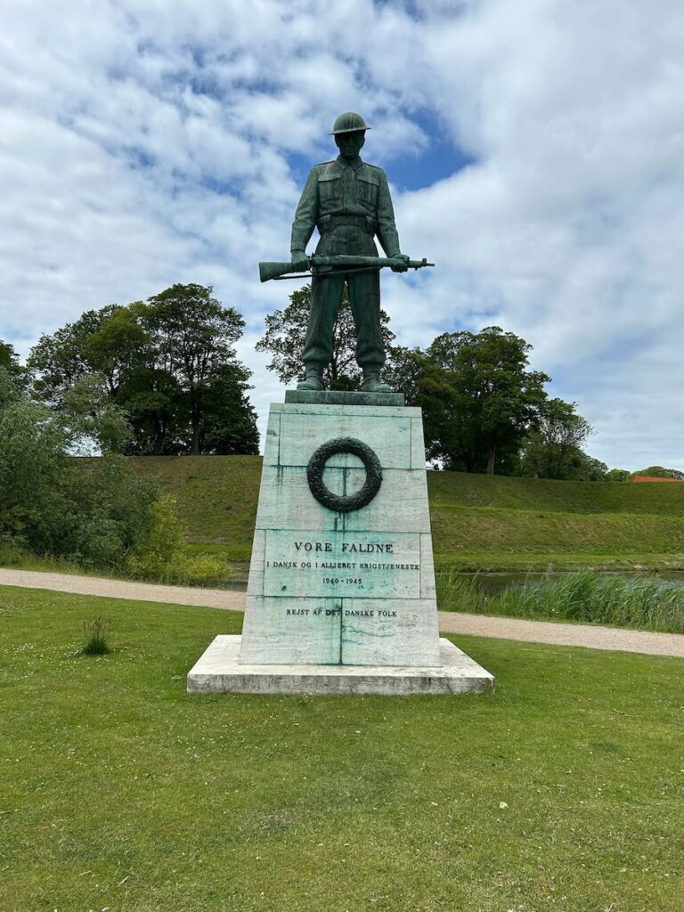 Vore Falfne Statue of a soldier in in Kastellet Park.