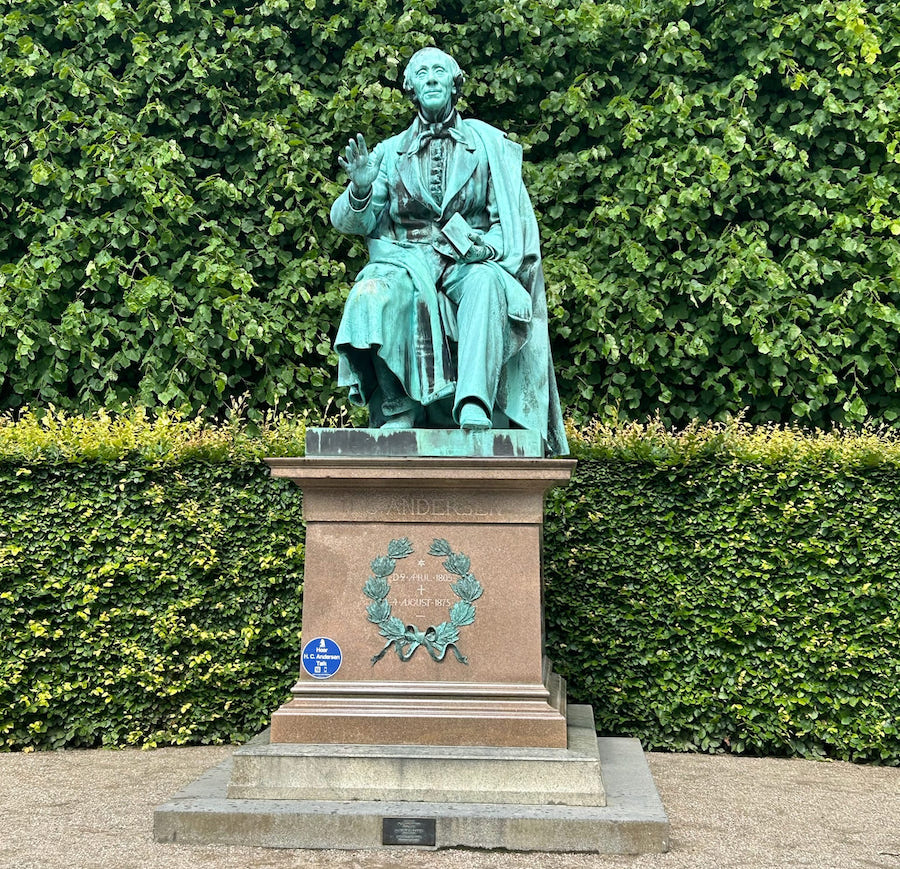 Statue of Hans Christian Anderson waving at Rosenborg Castle