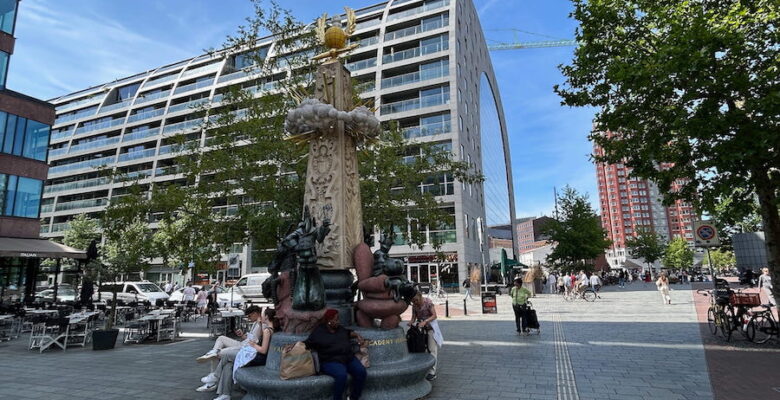 A monument to Marten Toonder, the perfect place for a rest on our 1-day in Rotterdam.