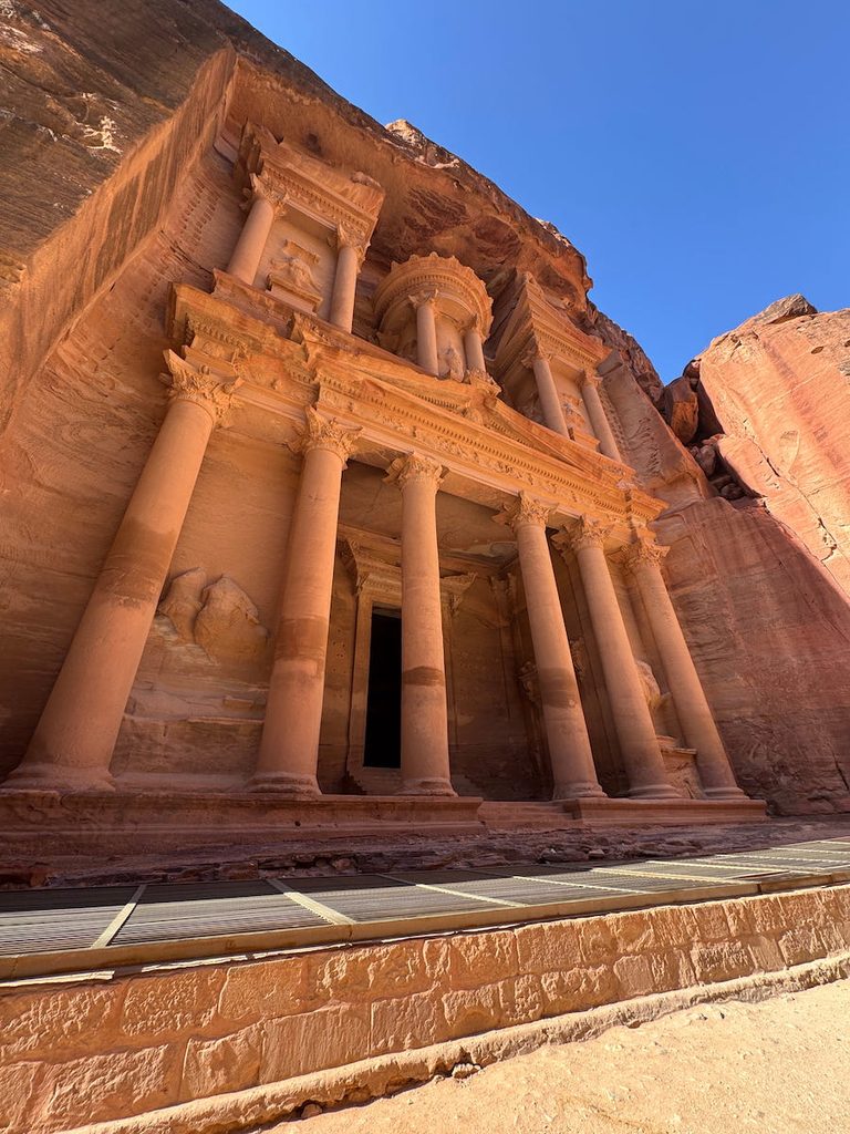 The rose red rock of Al Khazneh without the tourists